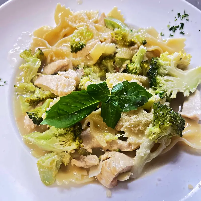 Farfalle with chicken and broccoli